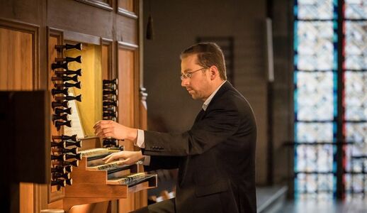Martinikantor Ulf Wellner an der historischen Orgel in der Martinikirche